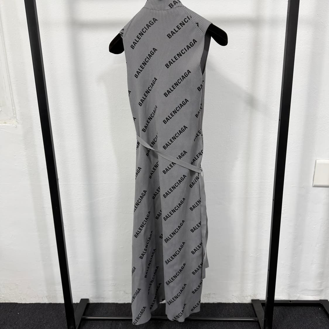 발렌시아가 로고 프린트 랩 민소매 원피스 상품이미지4