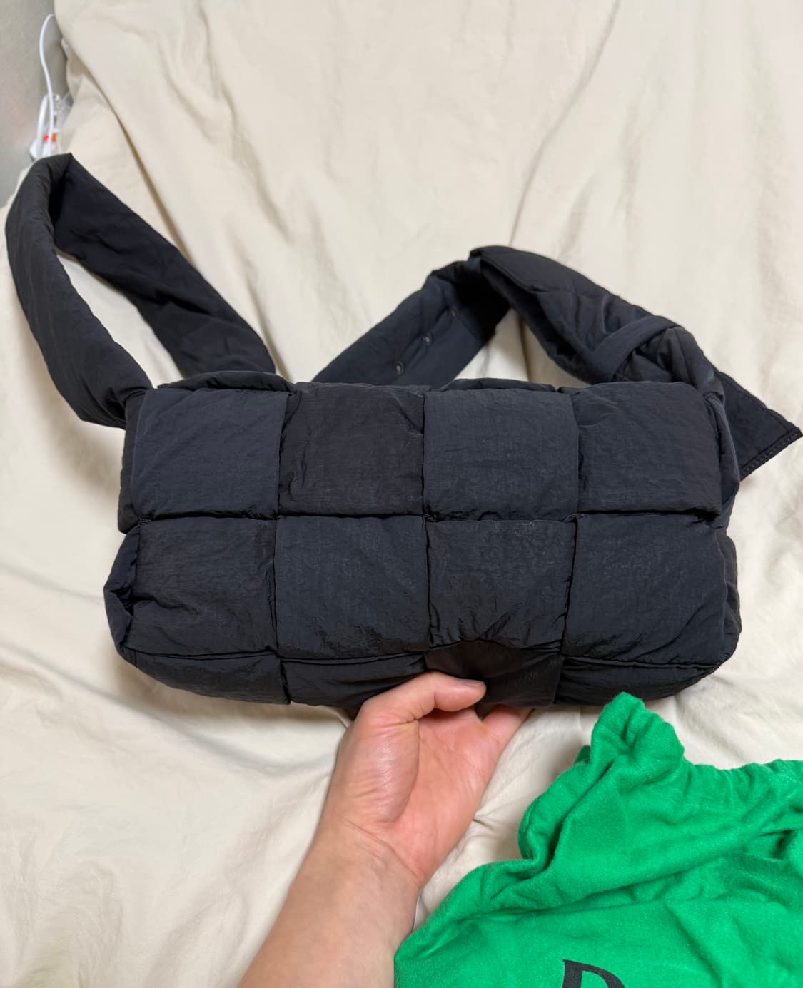 보테가 베네타 패딩 테크 카세트백 블랙 상품이미지3