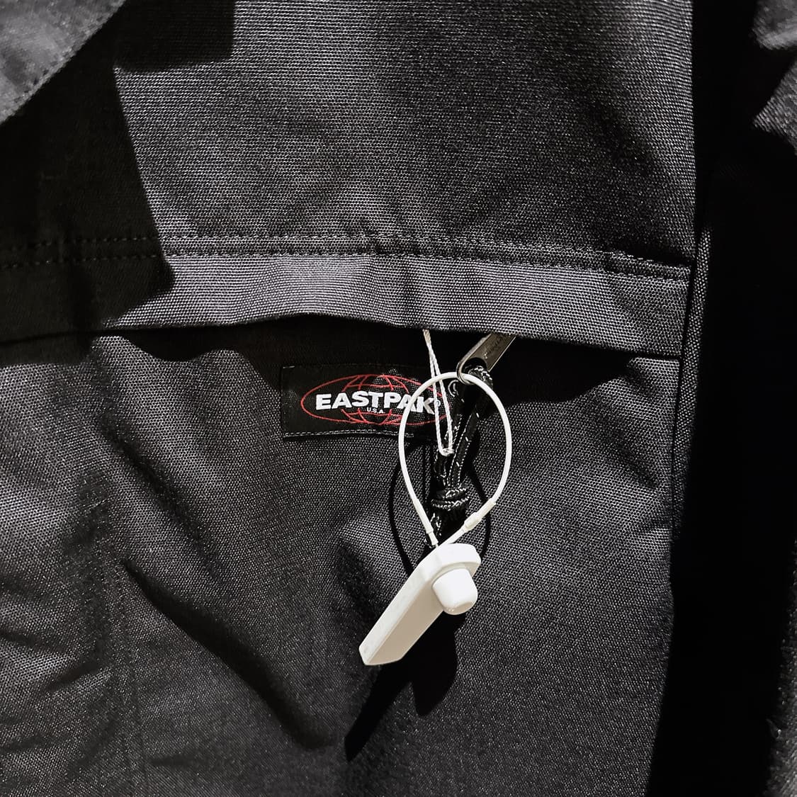 언더커버 X 이스트팩 남성 블랙 나일론 코트 70% 상품이미지2