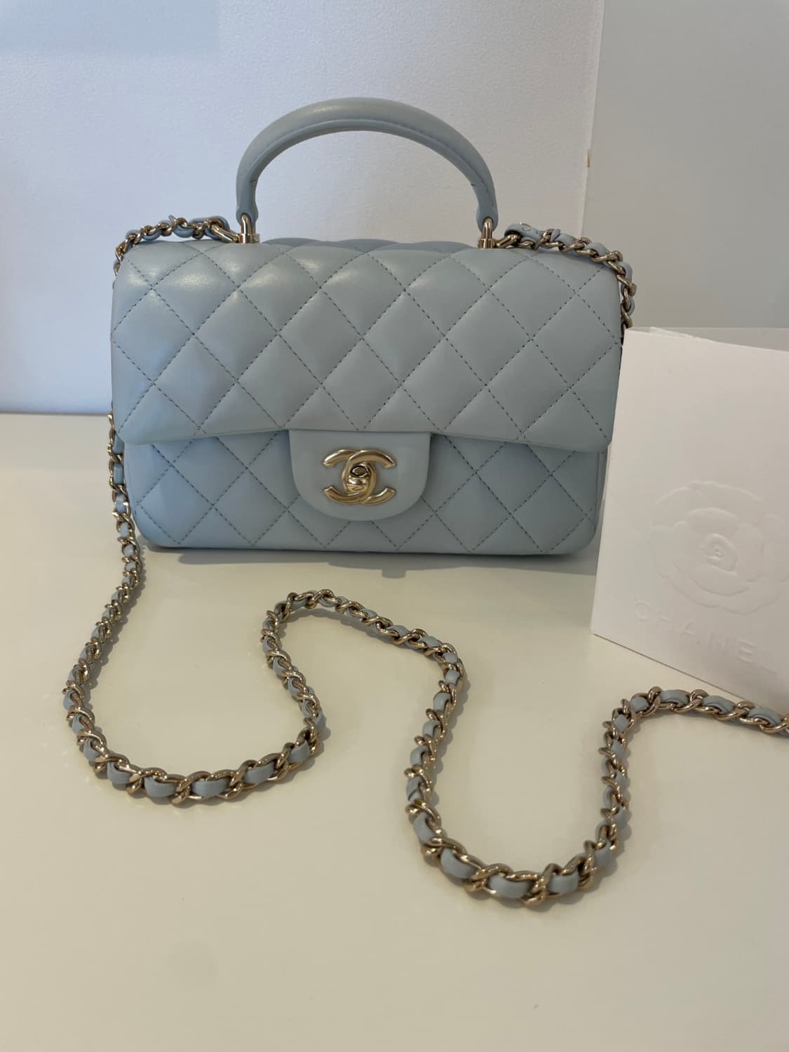 샤넬 뉴미니 탑핸들 금장 라이트 블루 상품이미지1