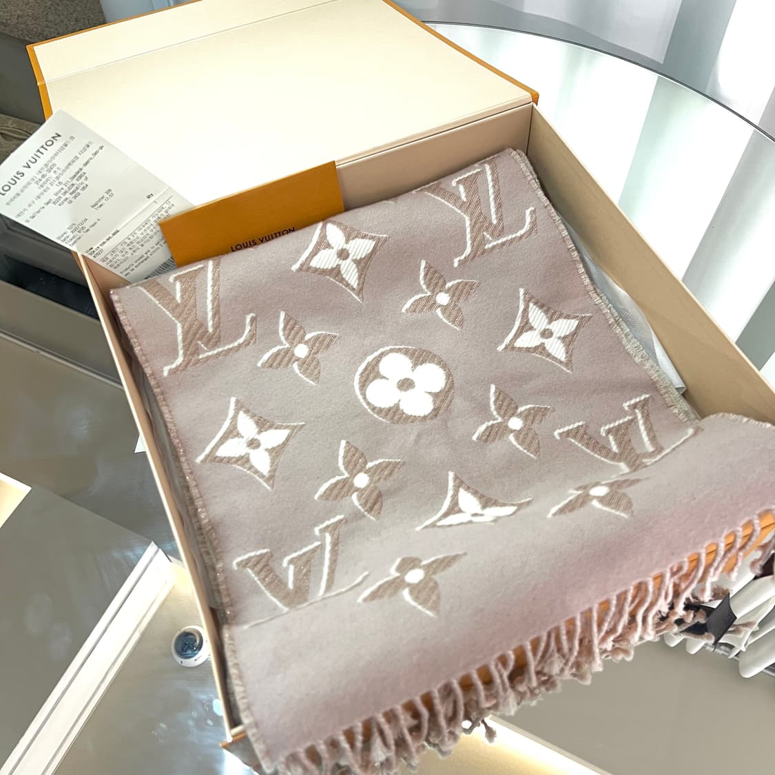 루이비통 모노그램 에센셜 머플러 목돌이 스카프   상품이미지5