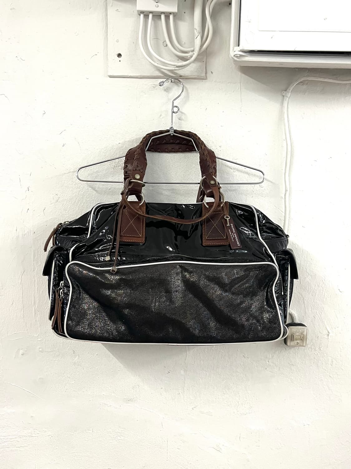 PAURIC SWEENEY 포릭 스위니 페이던트 레더 숄더백 상품이미지3