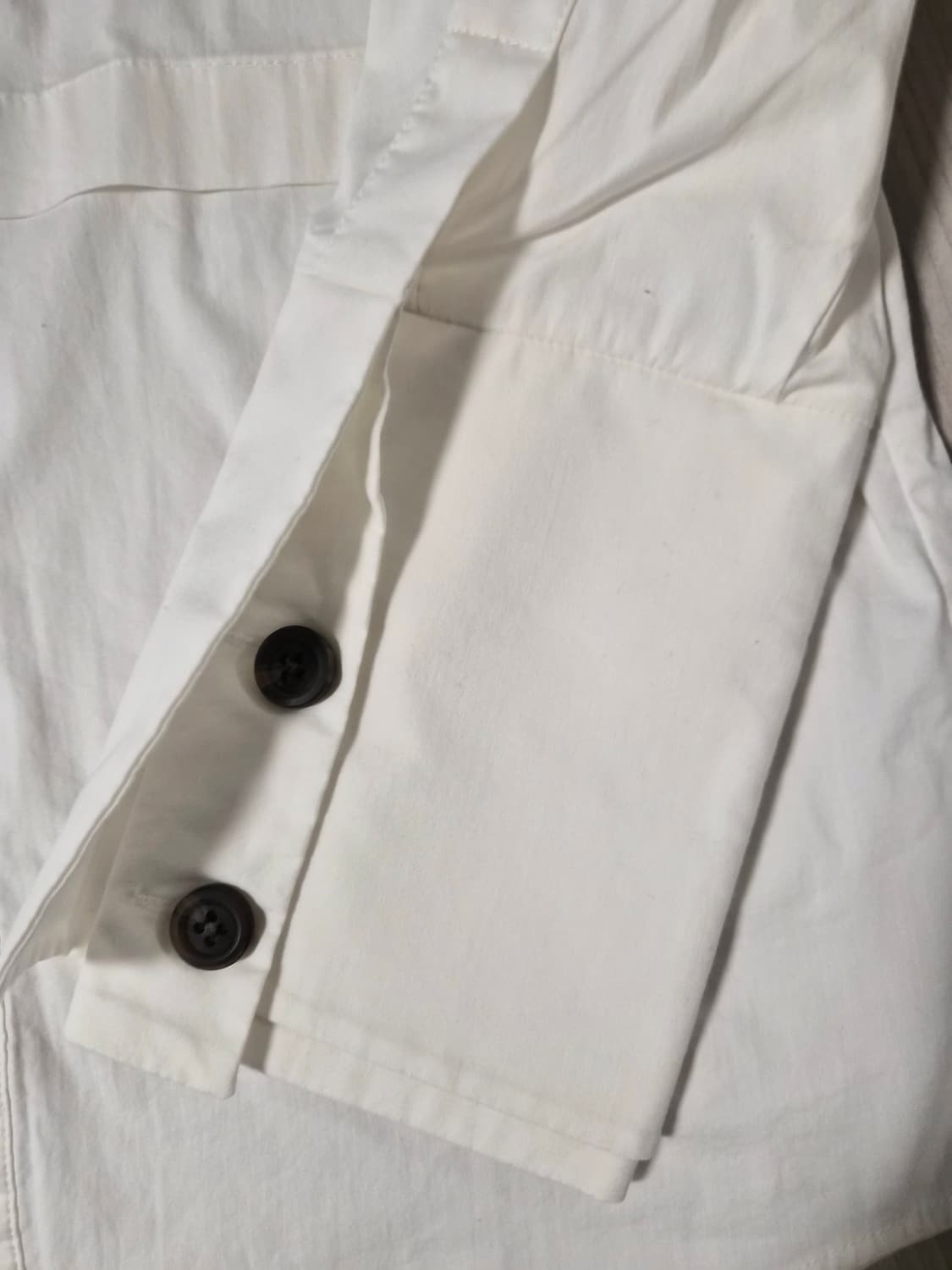 [디자이너 브랜드 NOHKE] 유니크 버튼 디테일 화이트 커프스 셔츠 상품이미지7