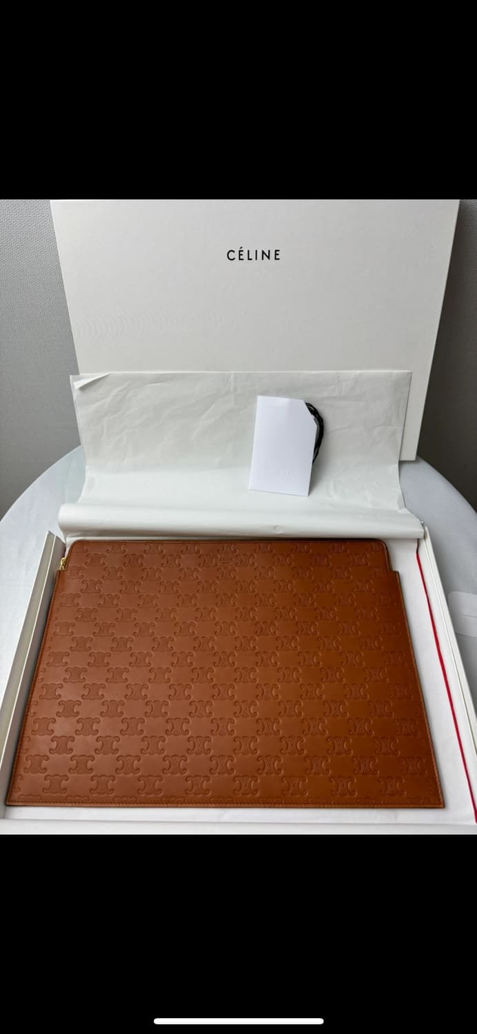 (새상품)셀린느 로고 트리옹프 클러치 카프스킨 탄 라지 상품이미지2