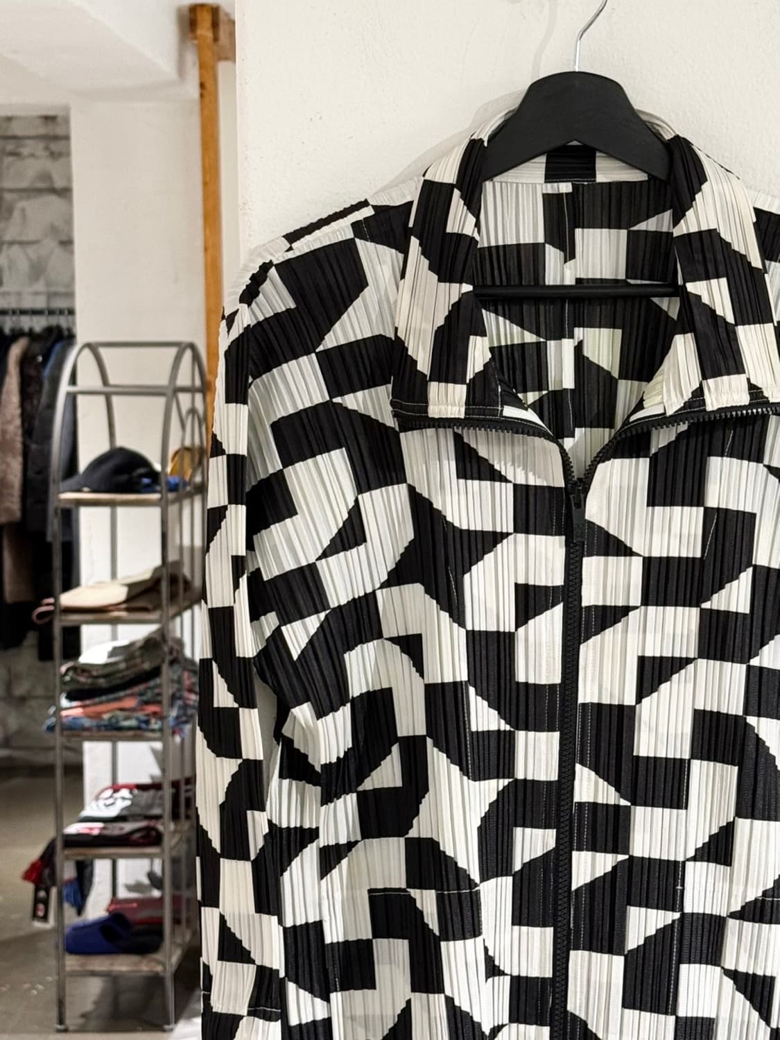 플리츠플리즈 블랙 화이트 스무시 롱 자켓 상품이미지2