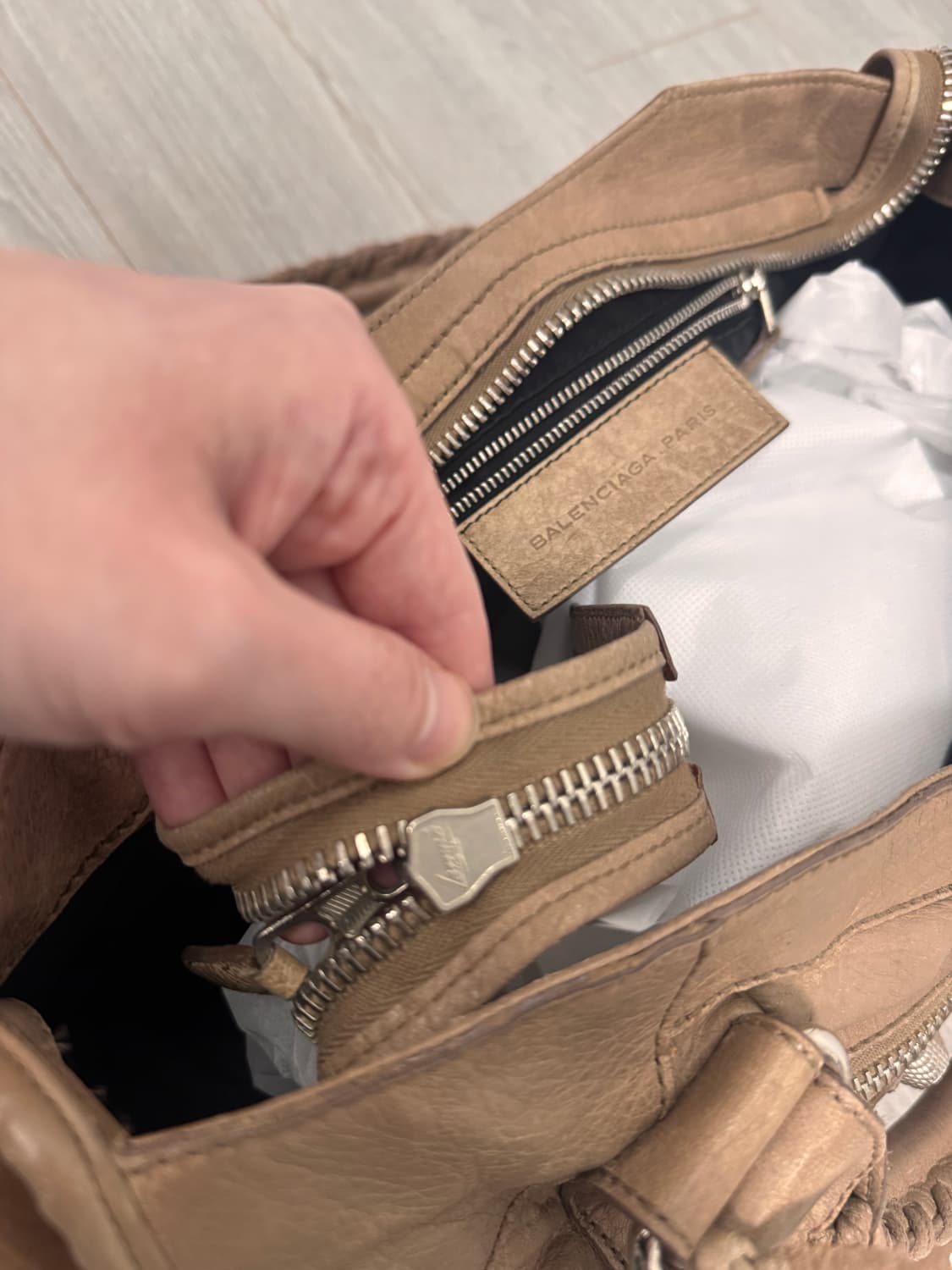 발렌시아가 자이언트 모터백 미디움 은장 브라운 상태A- 상품이미지10