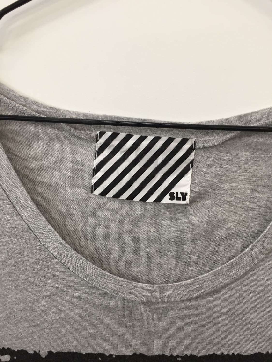 ‘SLY’ Gray Graphic Sleeveless Top 상품이미지6