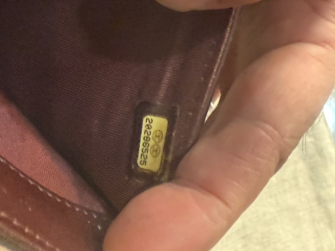 20번대 정품 샤넬 금장 캐비어 클래식 장지갑 팝니다 상품이미지4