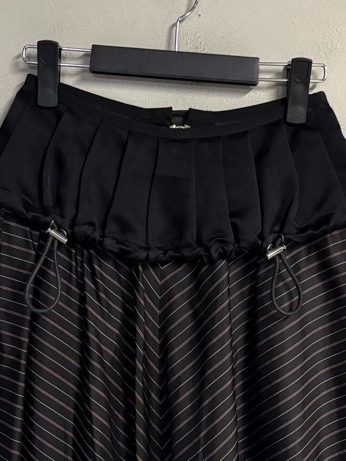 SACAI silk stripe skirt black  상품이미지6
