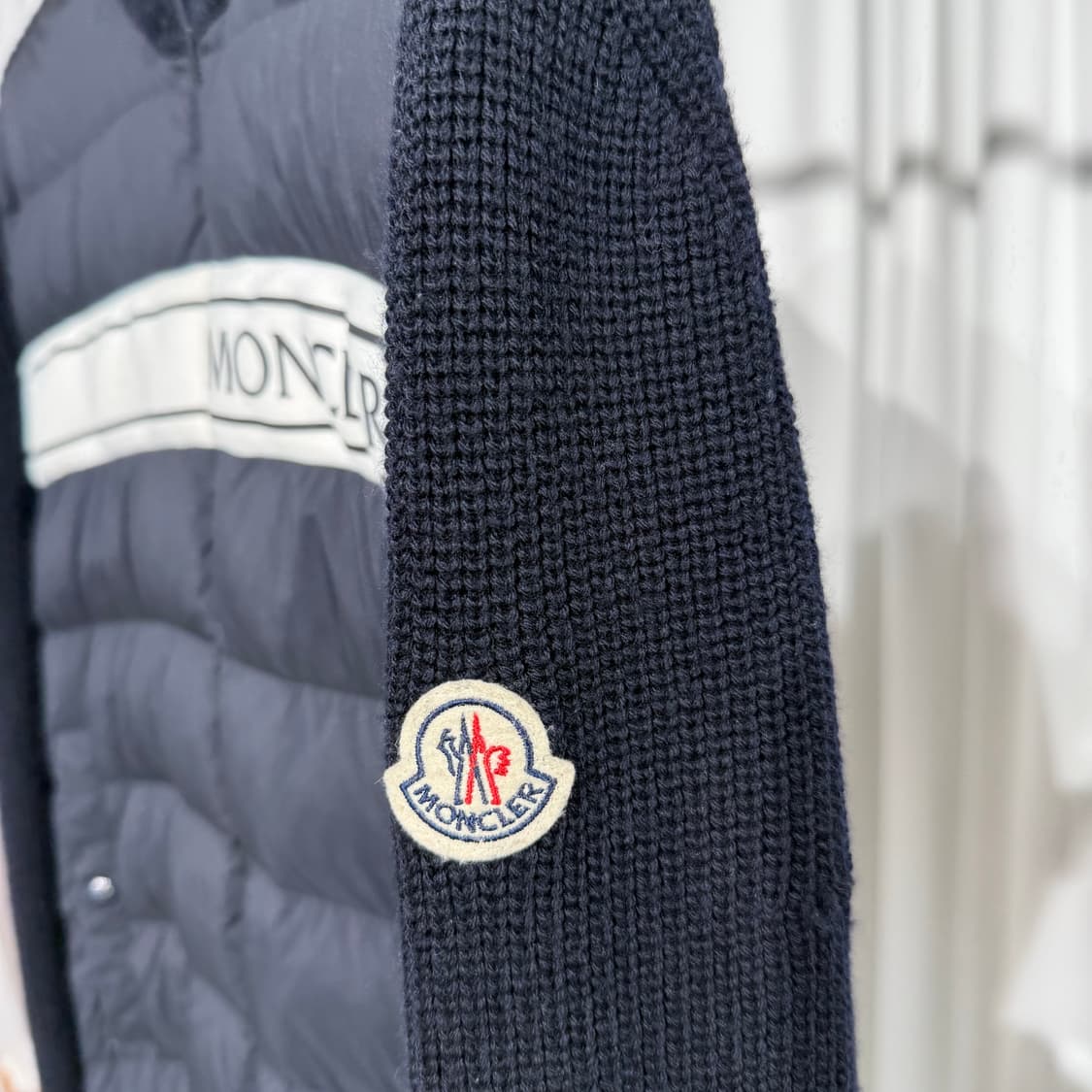 (2XL) 몽클레어  화이트 라이닝 로고 패치 니트패딩 네이비 상품이미지4