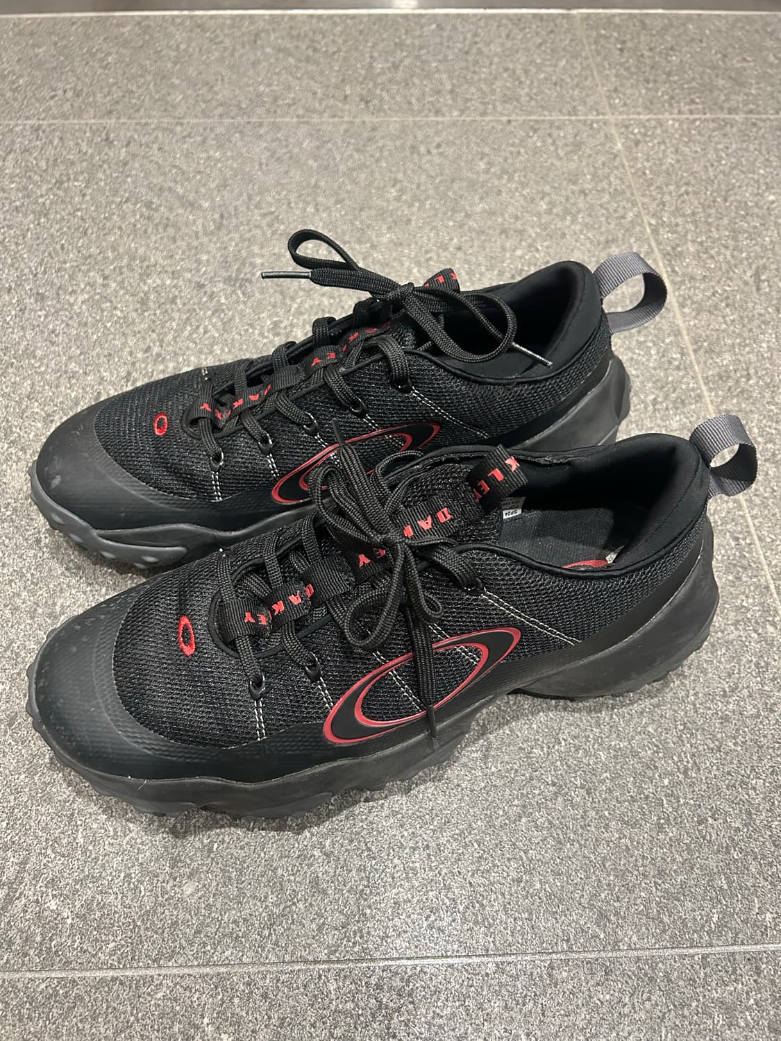 오클리 엣지 플렉스 블랙아웃 스니커즈 상품이미지1