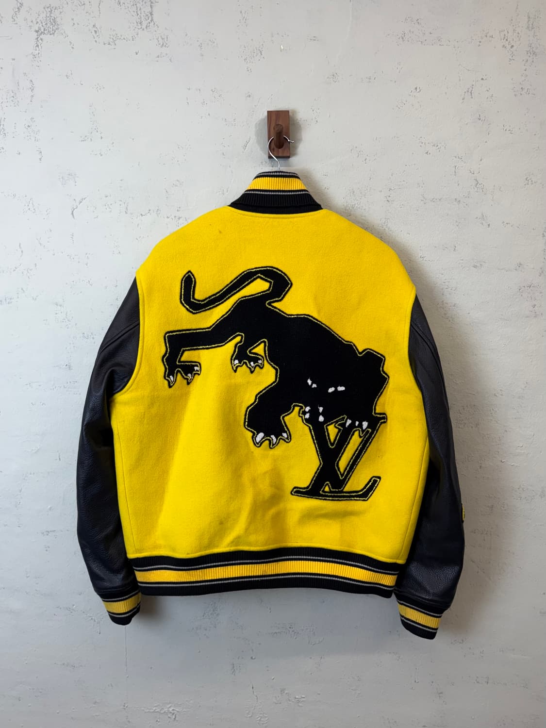 루이비통 엠브로이드 레더 자수 바시티 자켓 상품이미지2