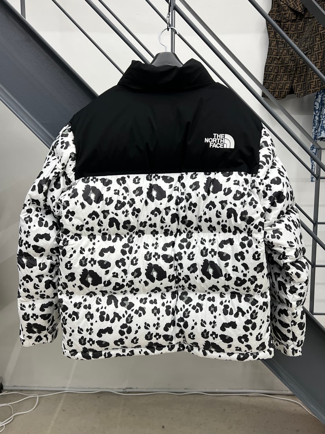 노스페이스 화이트라벨 레오파드 눕시 패딩 상품이미지4