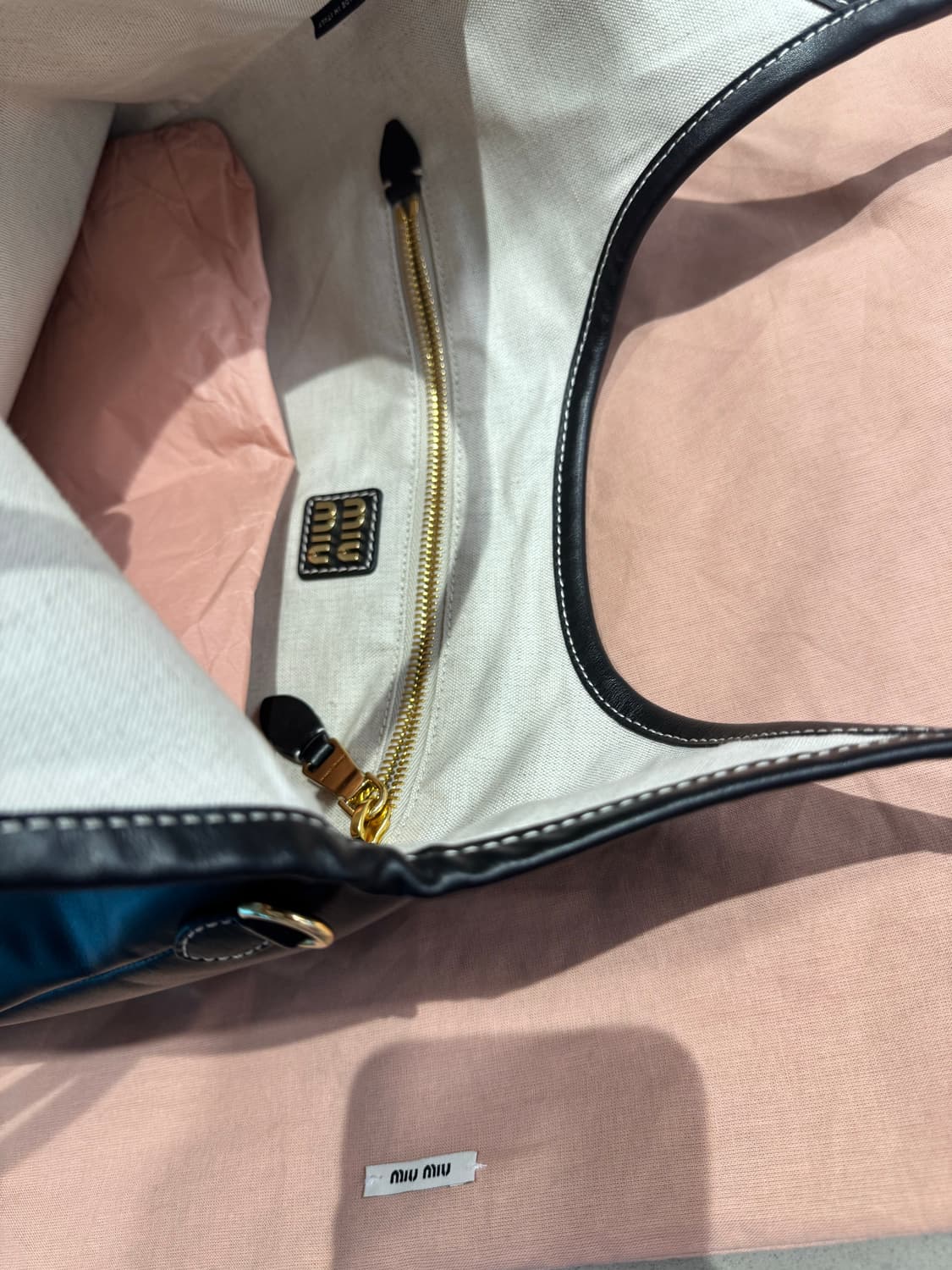 Miumiu 아이비 가죽백 레귤러 (블랙) 상품이미지5