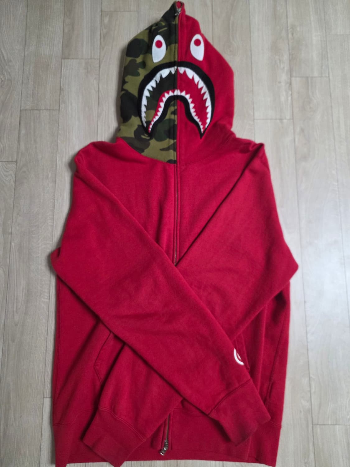 베이프 샤크후드 레드 카모 반반 후드집업 상품이미지1