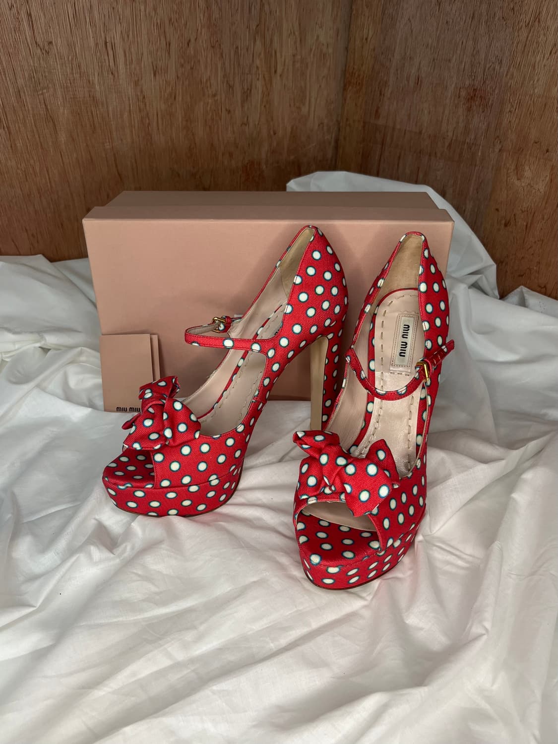 미우미우 레드 폴카 도트 리본 플랫폼 힐 상품이미지1