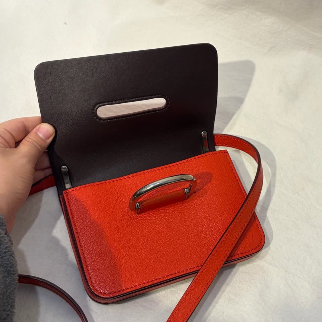 버버리 D링 미니 가죽 크로스백 가방 상품이미지7