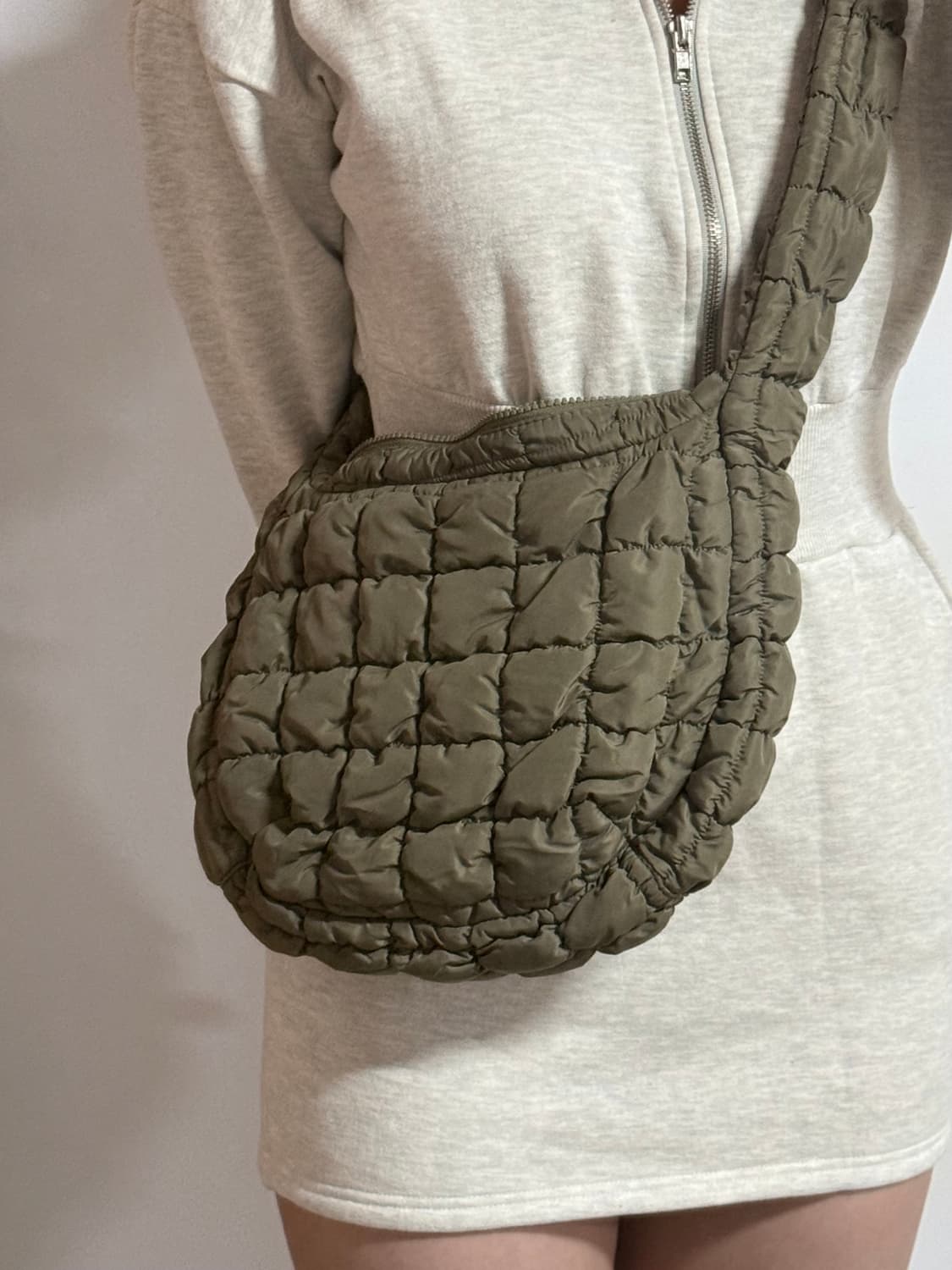 COS 퀄티드 메신저백 카키 구름백 상품이미지1