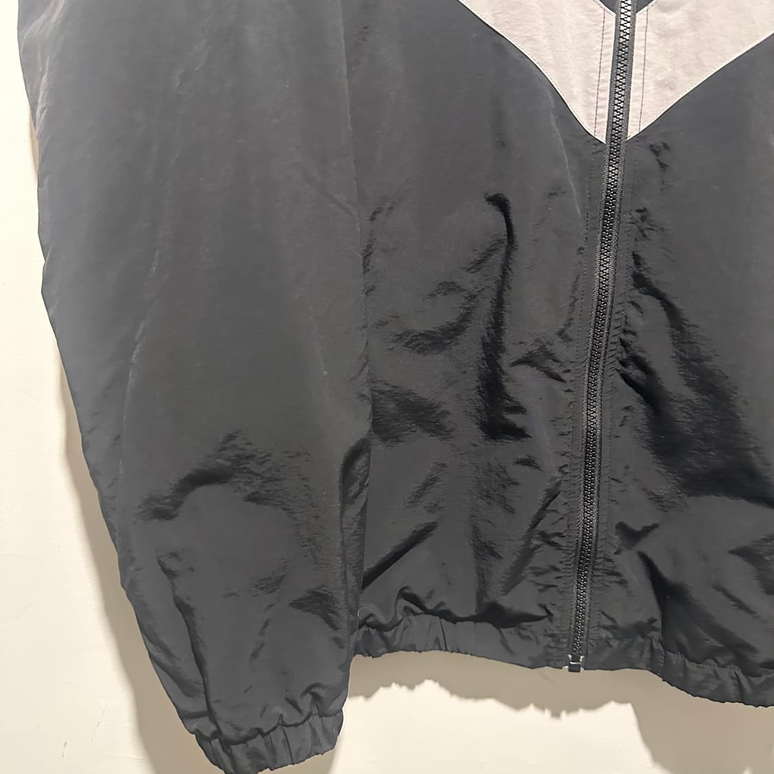 칼하트 블랙/화이트 바람막이  상품이미지3