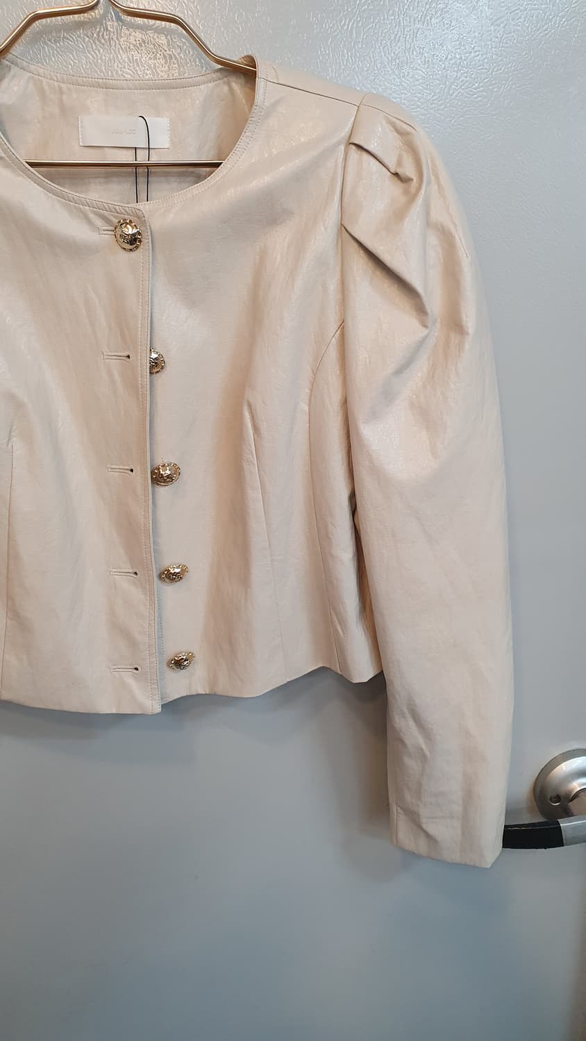 줄로그 어깨퍼프 숏레더자켓 프리
가볍게입기좋아요
상태깨끗좋아요 상품이미지2