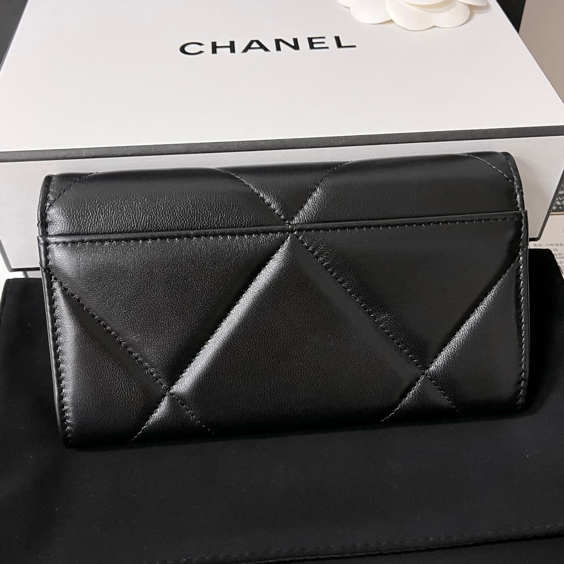 [새상품/풀박스] 샤넬 19램스킨 플랩 중지갑 실버 AP0953 상품이미지4