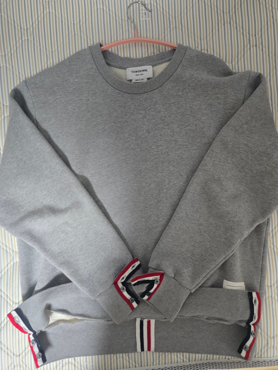 (새상품급)톰브라운 백삼선 그레이 맨투맨 5사이즈 상품이미지1