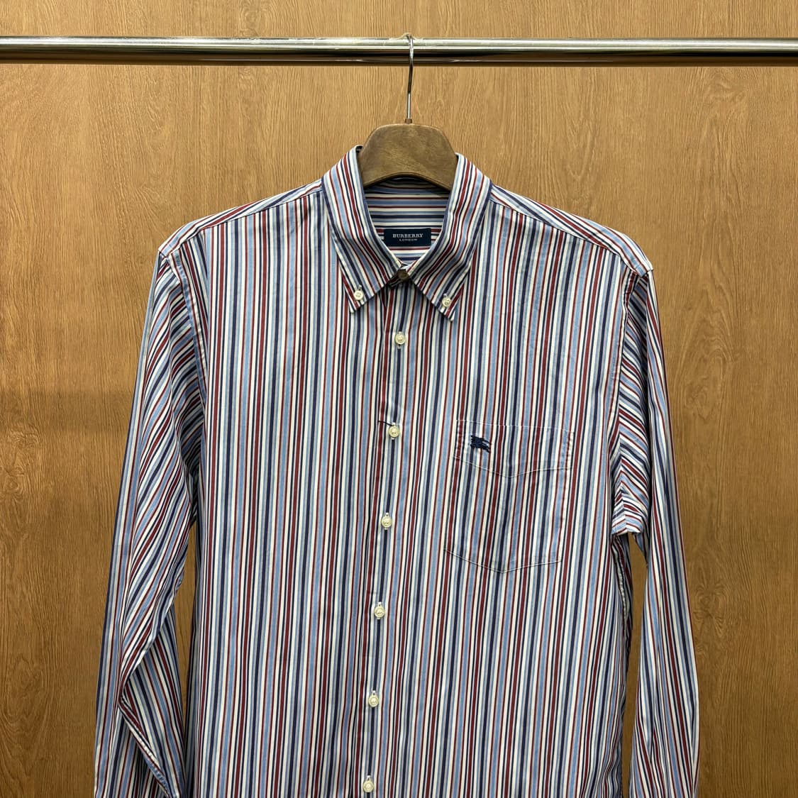 버버리 런던 코튼 긴팔 셔츠 스트라이프 패턴 자수 디테일 블루 버건디 상품이미지4