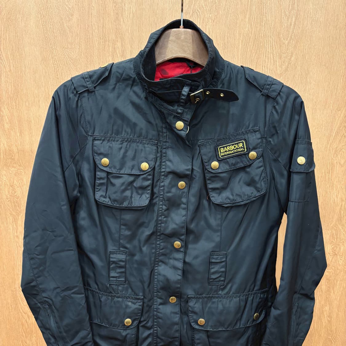 바버 하이넥 자켓 멀티 포켓 로고 자수 패치 슬리브 지퍼 디테일 블랙 상품이미지4