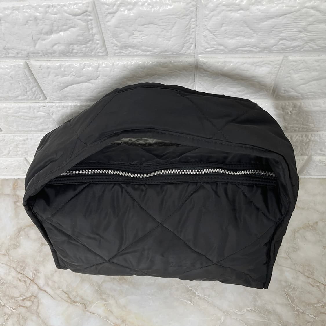 COS 코스 퀼팅 패디드 숄더백 블랙 상품이미지5