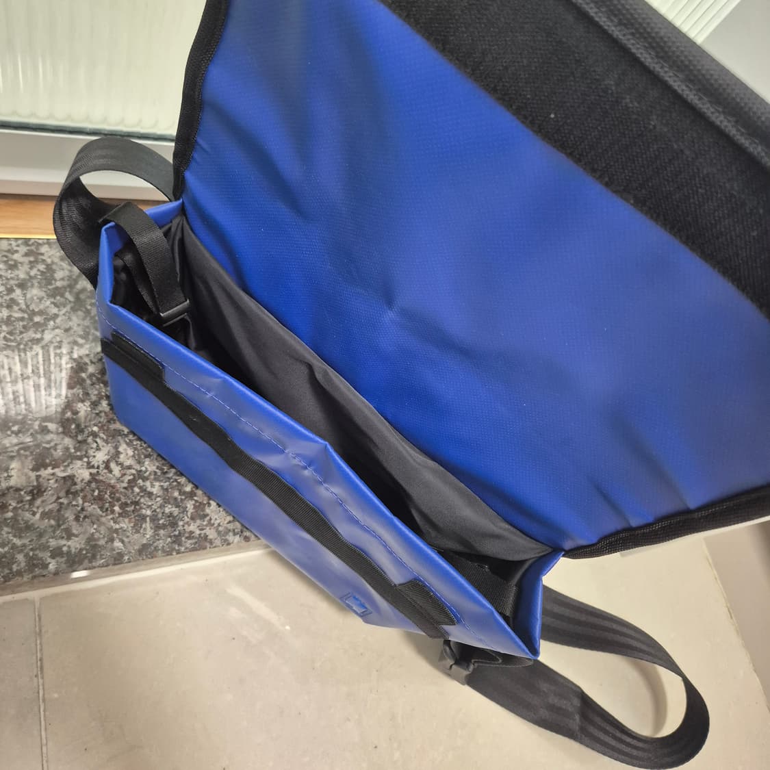 아더에러 트레이스 이스티 메신저백 스몰 팝니다 상품이미지2