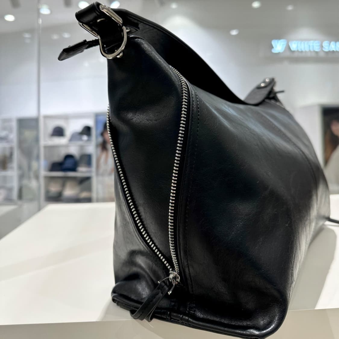 (새상품)마뗑킴 사이드 지퍼 투웨이백 빅사이즈 숄더백 크로스백 상품이미지4