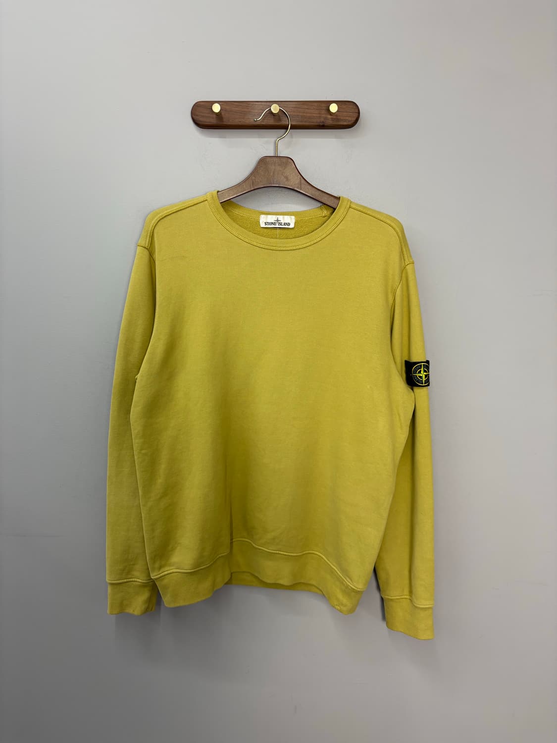 스톤아일랜드 와펜로고 머스타드 스웻셔츠A2454 상품이미지2