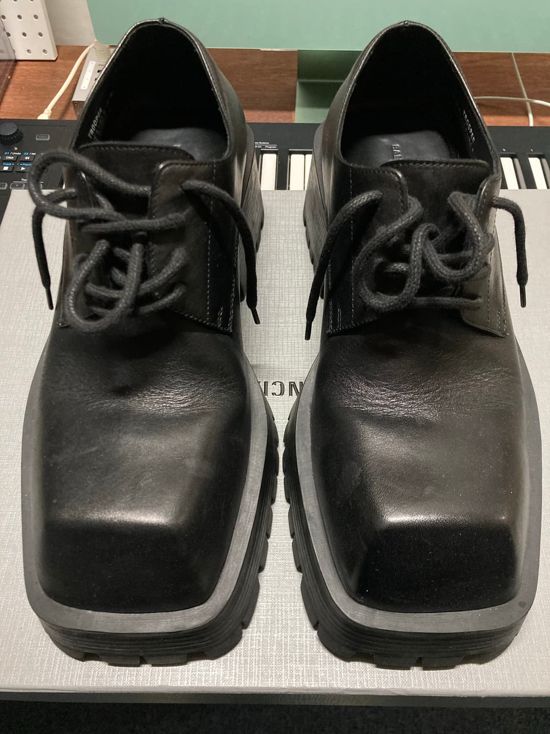 발렌시아가 트루퍼 더비 슈즈 상품이미지2