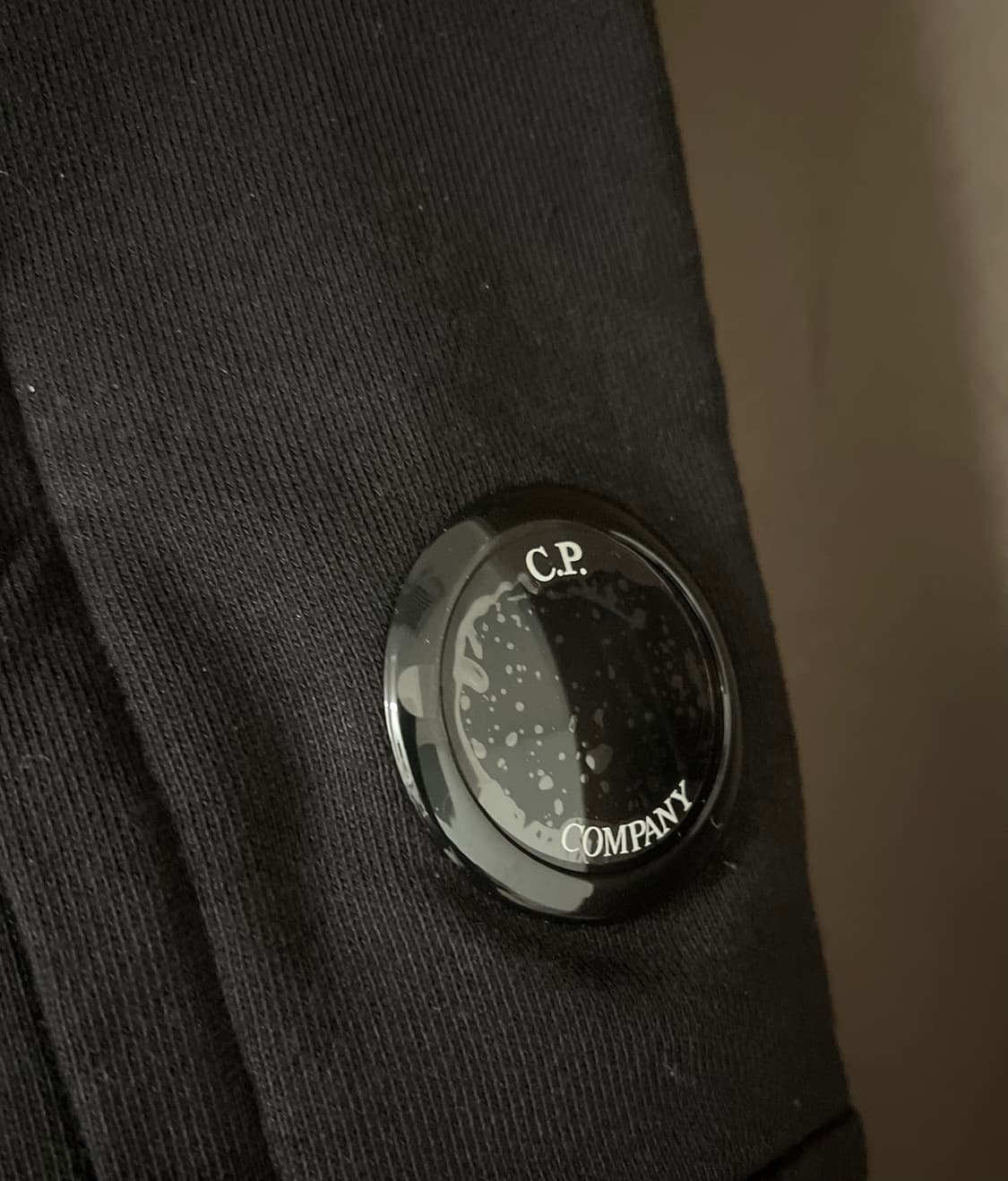 CP컴퍼니 렌즈 와펜 스웨트셔츠 맨투맨 블랙 - 25FW 상품이미지3