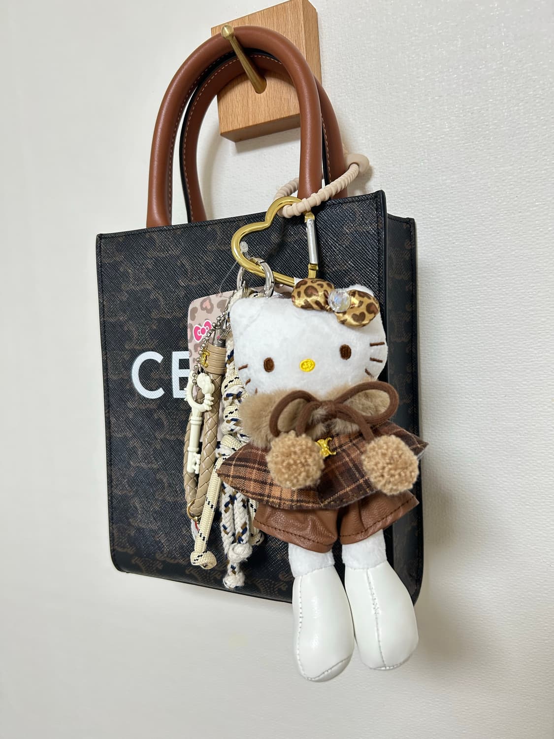 (13)롱다리키티 커스텀키링-💛 브라운 체크 & 레오파드 리본 상품이미지2