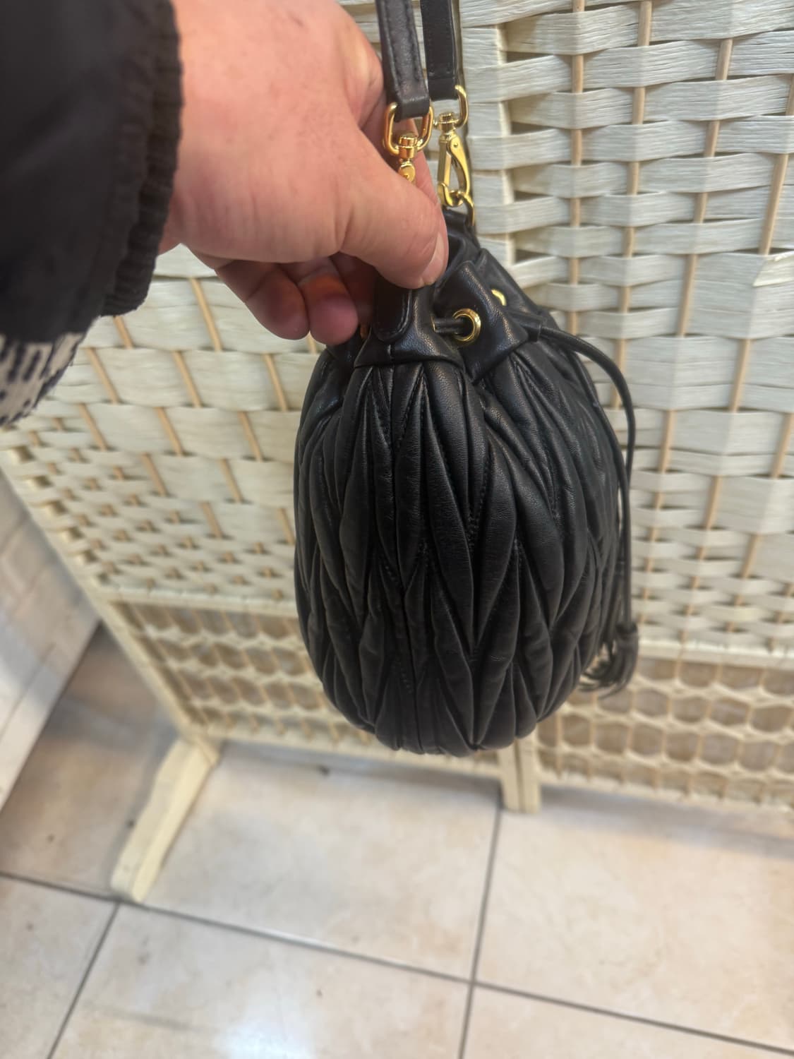 정품 미우미우 마테라쎄 나파 버킷백 팝니다 상품이미지5