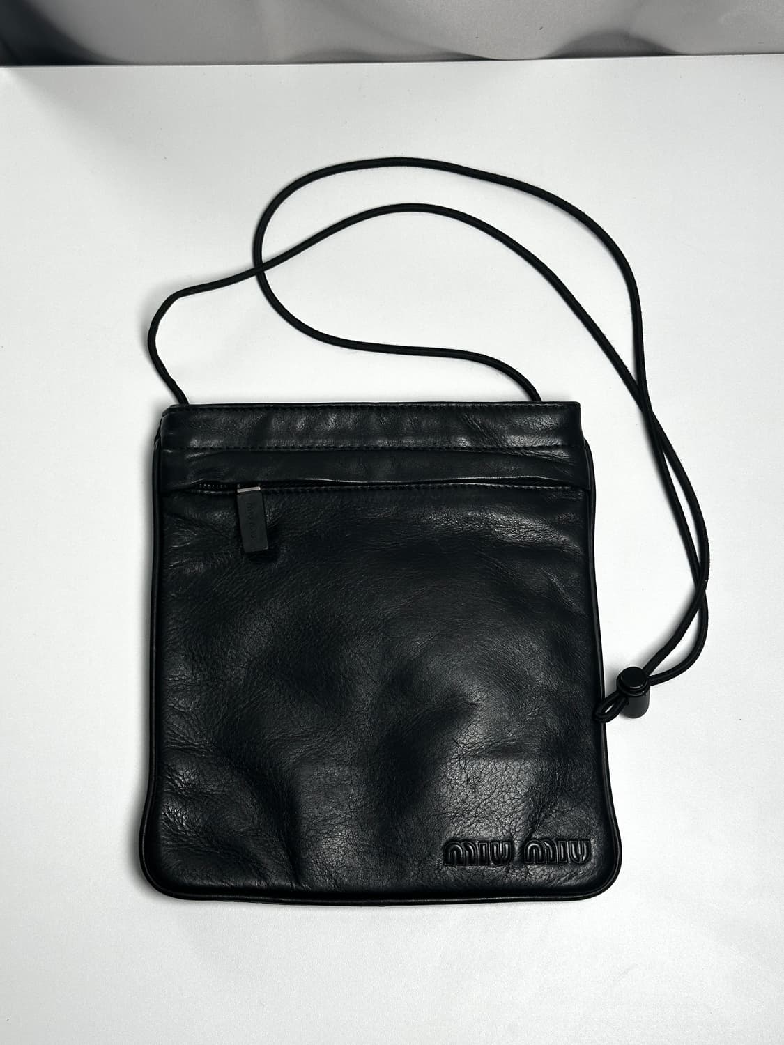 미우미우 레더 크로스백 – 미니멀 컨템포러리 에센셜 상품이미지8