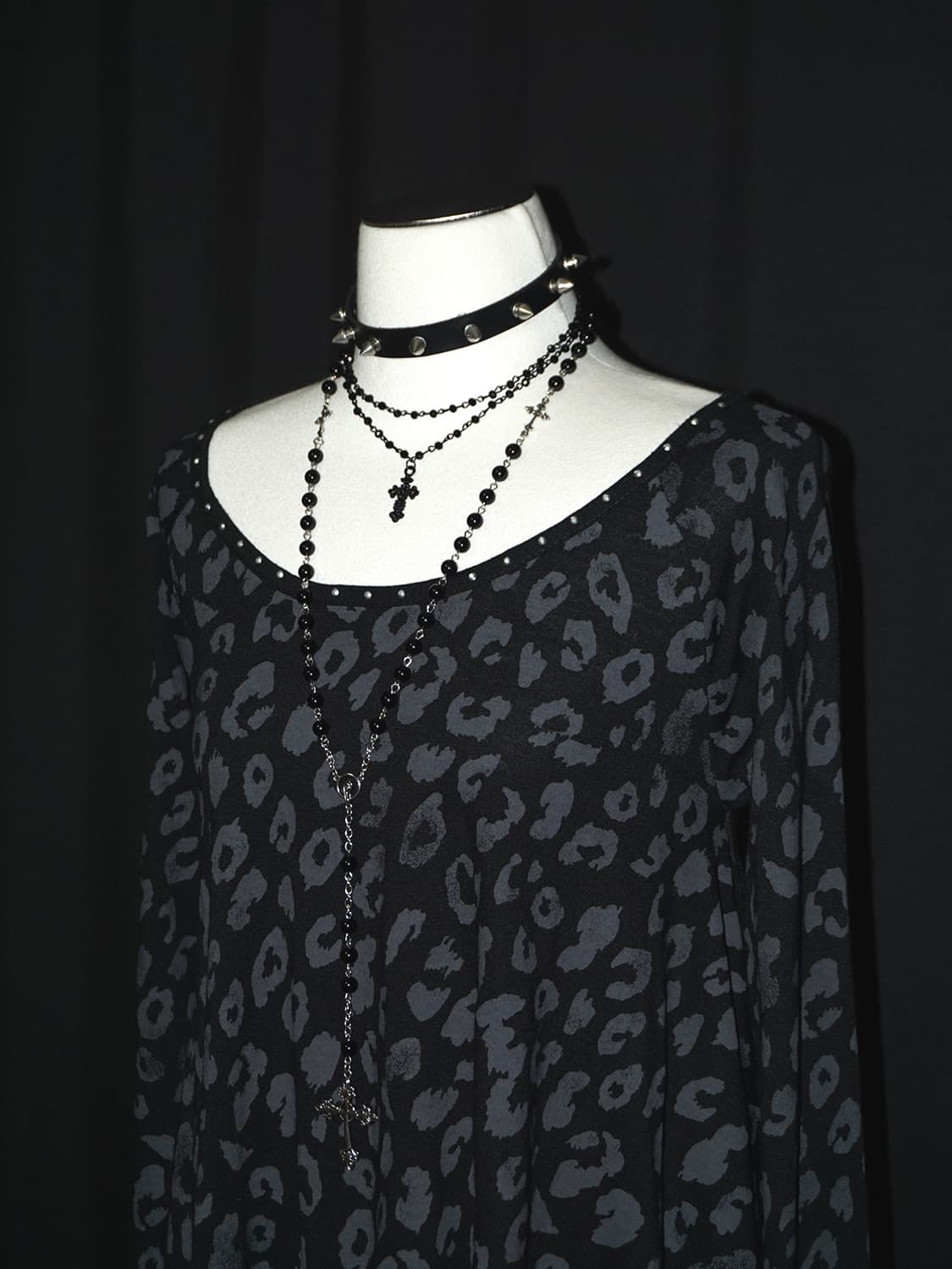 (chuxxx) neck rhinestone long sleeve  상품이미지3