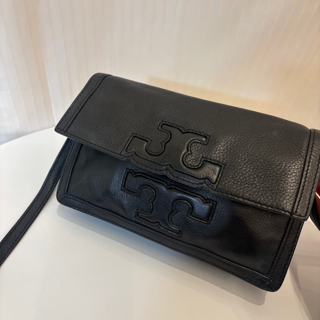 정품 토리버치 소가죽 플랩 크로스백     상품이미지4