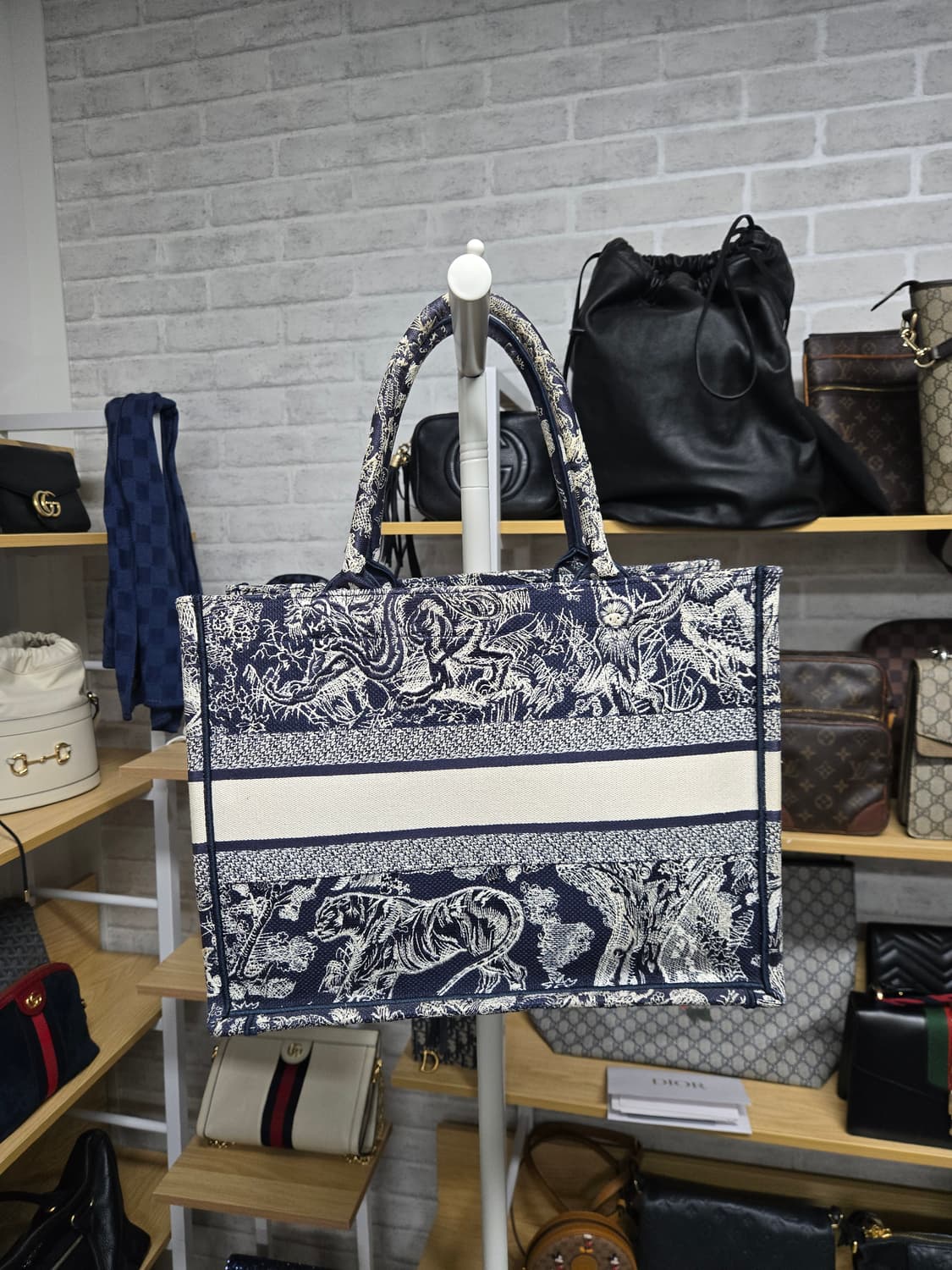 [특가][정품]디올 트와일라잇 북토트백 미듐 상품이미지4