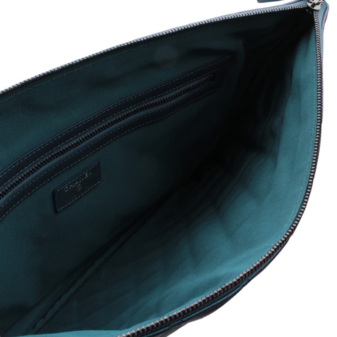 샤넬 메탈릭 블루 램스킨 퀼팅 은장CC 라지 클러치 (24번대) 상품이미지4