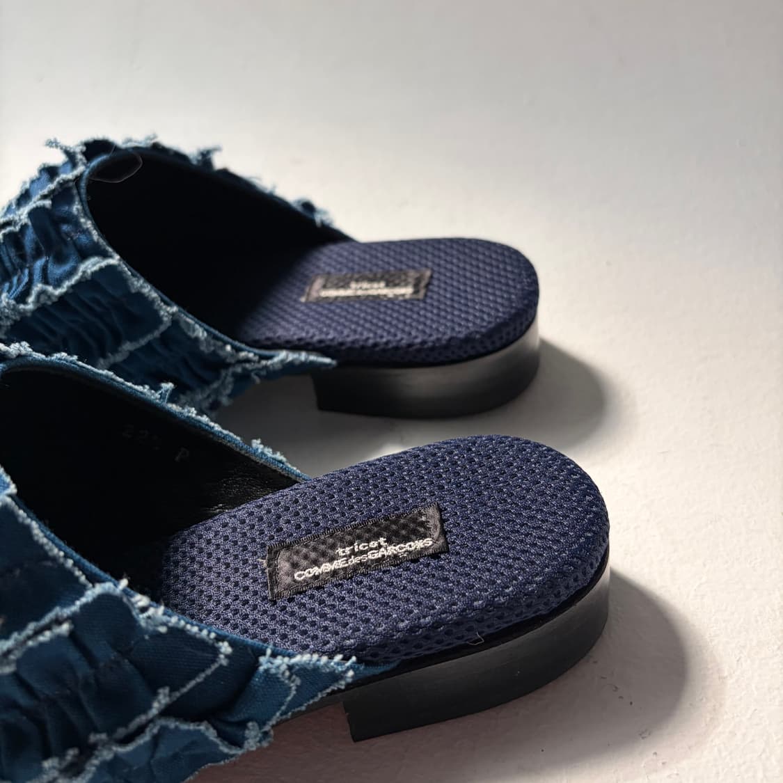 Frayed Denim Ruffle Mules 상품이미지5