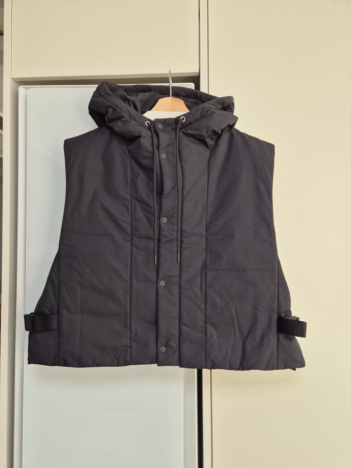 COS 코스 남성 버클사이드 패딩 후드 질레 베스트 조끼 블랙 상품이미지3