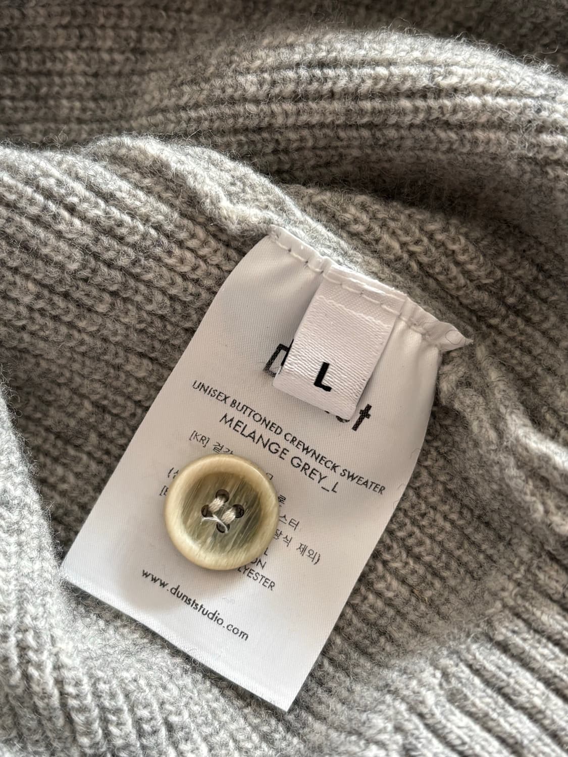 던스트 버튼 크루넥 스웨터 상품이미지3