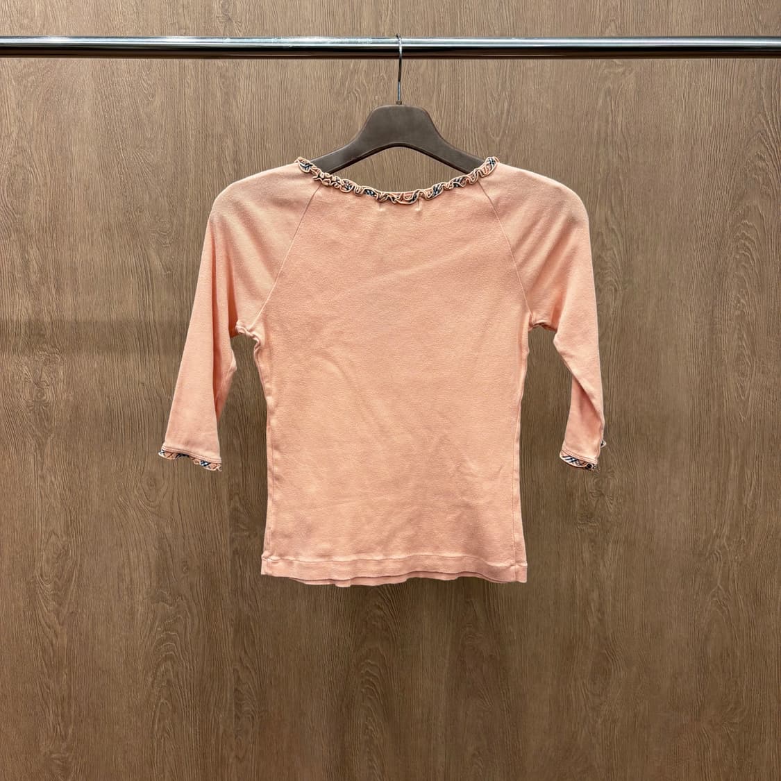 버버리 블루 라벨 코튼 7부 티셔츠 넥라인 소매 체크 프릴 디테일 오렌지 상품이미지3