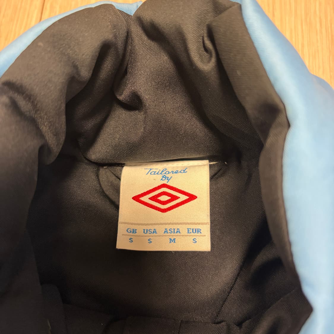 엄브로 X 맨시티 12-13 빅로고 투웨이 패딩 점퍼 상품이미지6