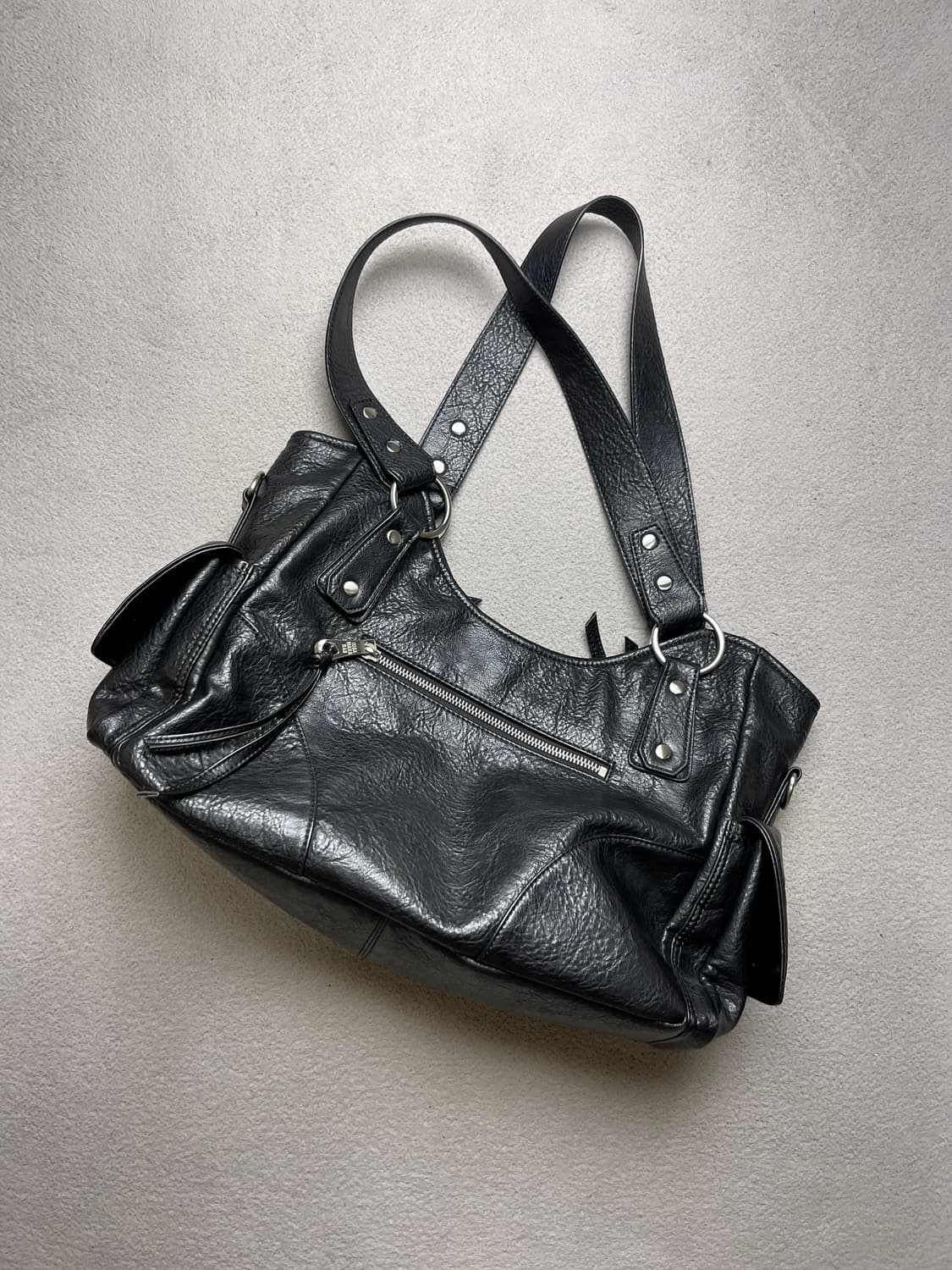 이우가마카라스 스터드 숄더백 블랙 상품이미지2