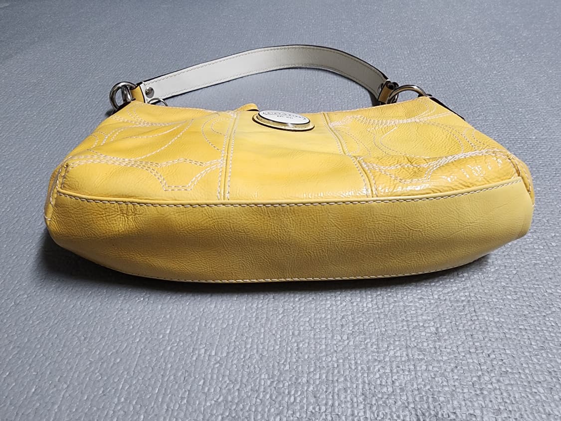 코치 옐로우 시그니처 스티치 숄더백 호보백 상품이미지8