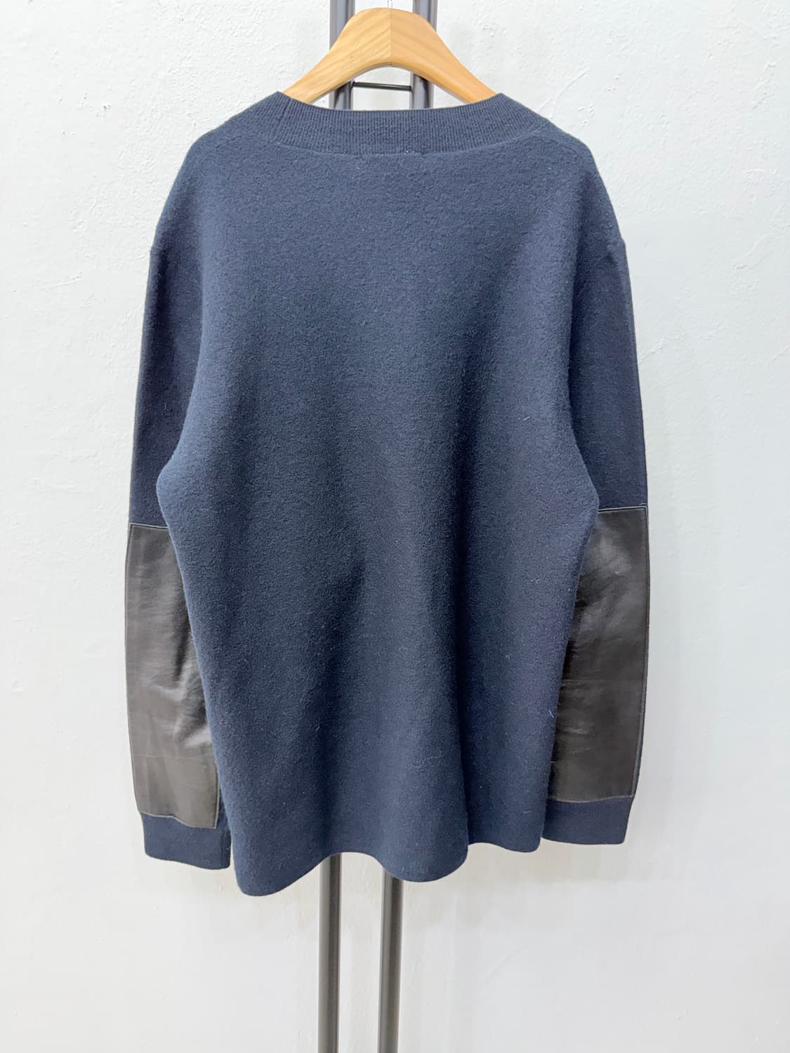 정품) COS 코스 가죽 디테일 니트 스웨터 S 상품이미지4