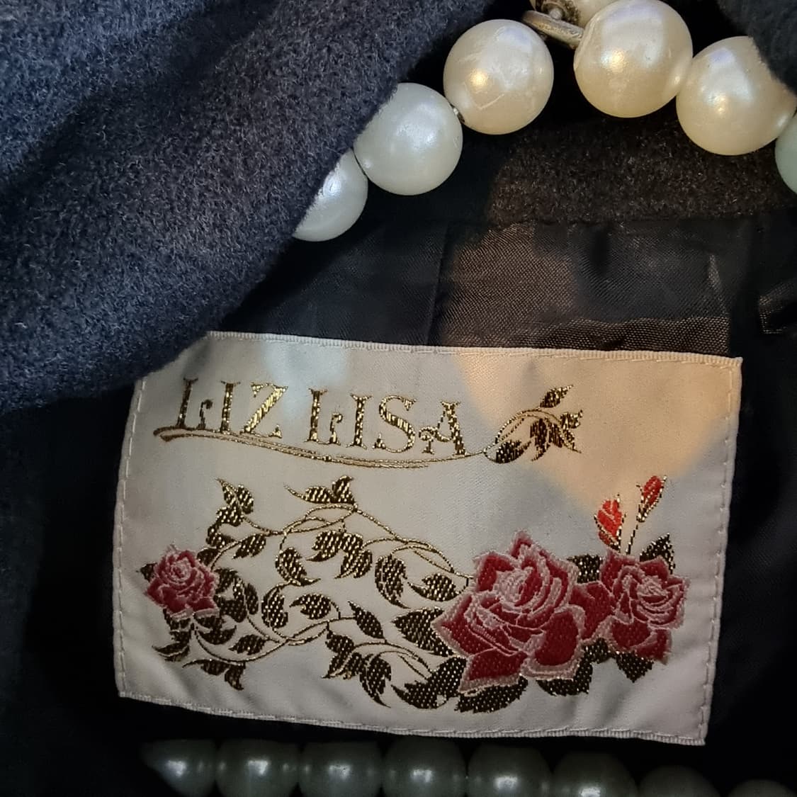 Liz Lisa(리즈리사) 로즈 라벨 블랙 퍼 코트 상품이미지6